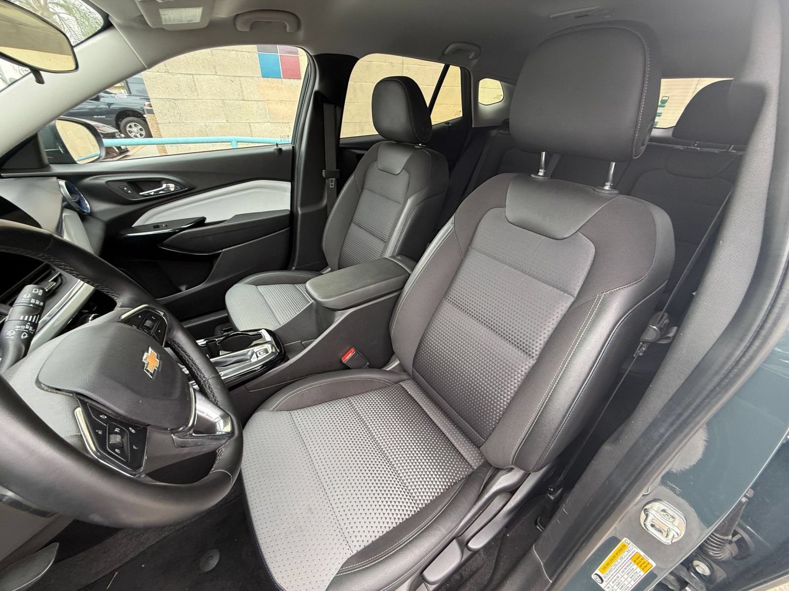 Used 2025 Chevrolet Trax LT w/ LT Convenience Package FWD image 33