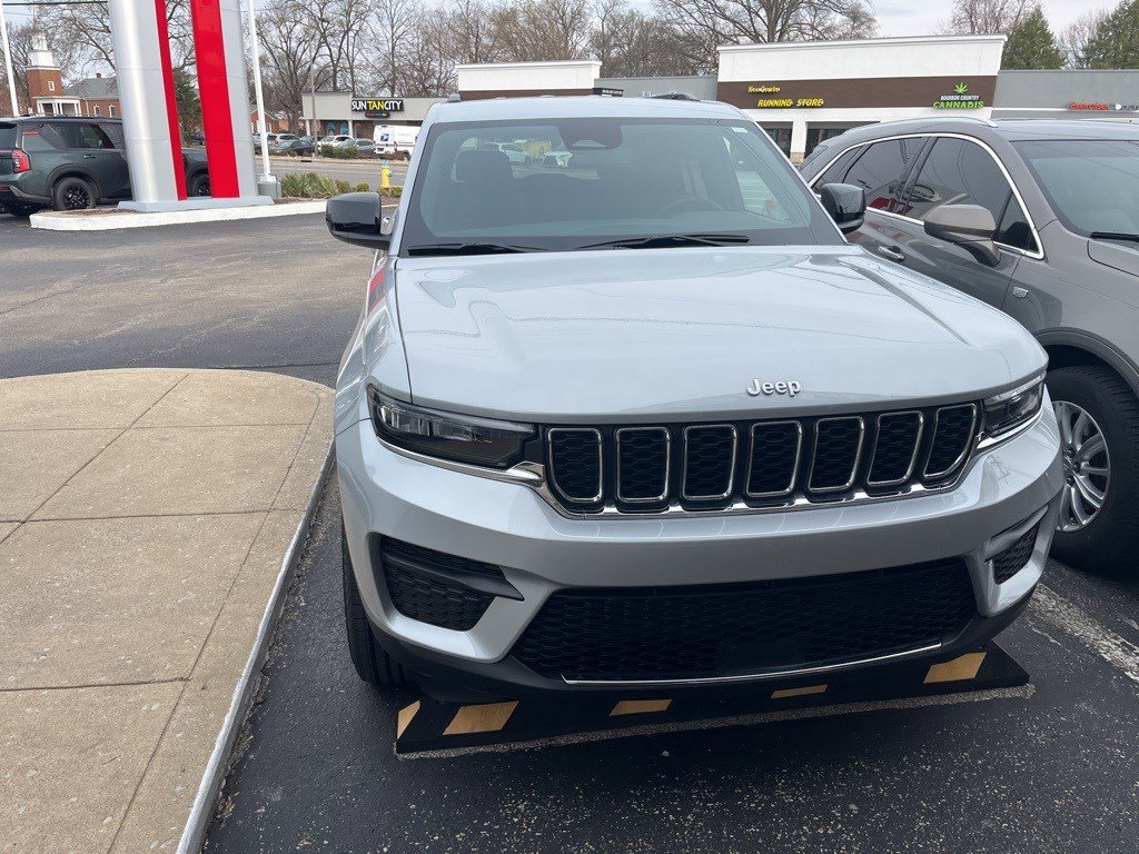 Used 2024 Jeep Grand Cherokee Laredo w/ MOPAR Finishing Package image 2