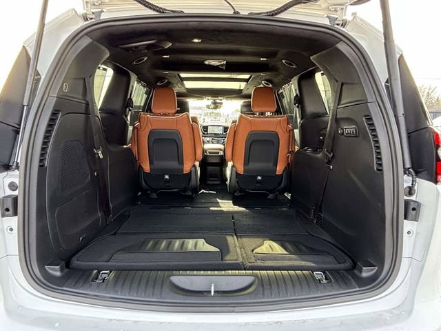 New 2026 Chrysler Pacifica Pinnacle w/ Trailer Tow Group AWD/4WD image 38