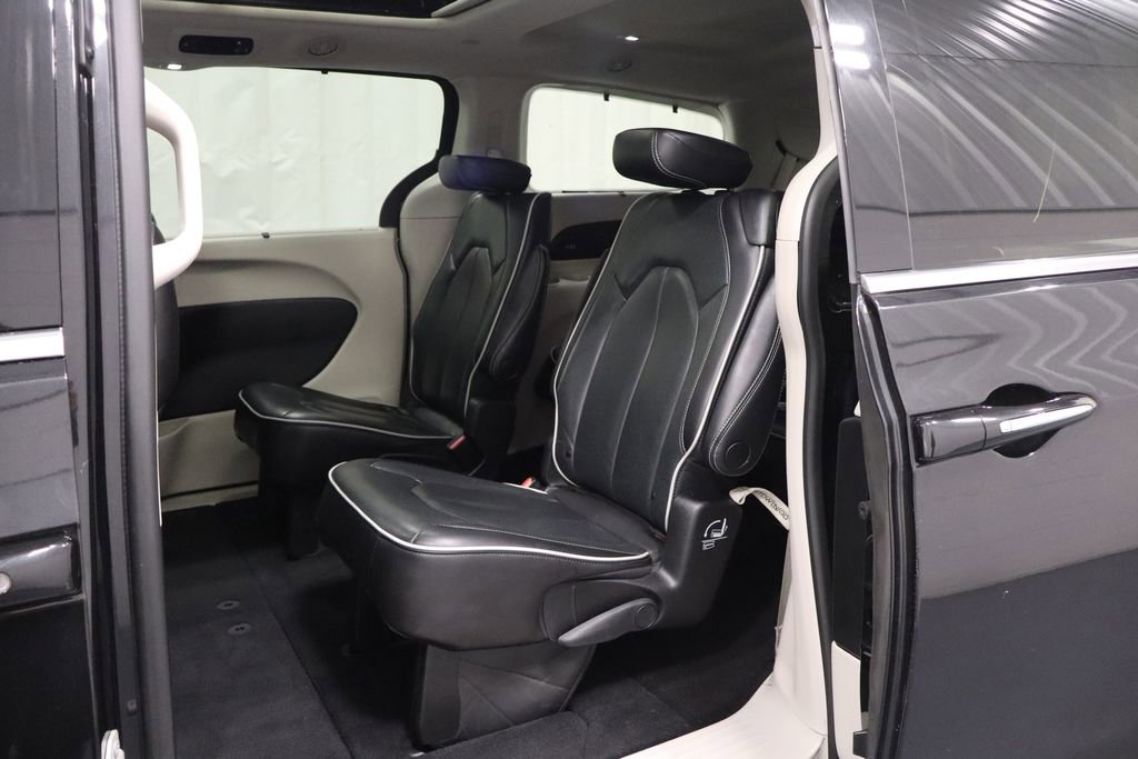 Used 2023 Chrysler Pacifica Limited image 12