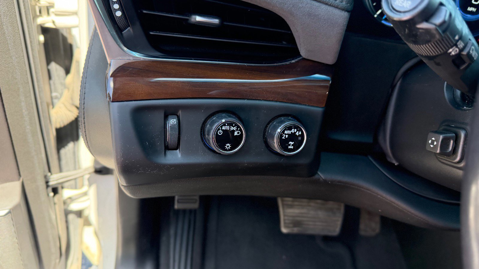 Used 2019 Cadillac Escalade ESV Luxury AWD/4WD image 34
