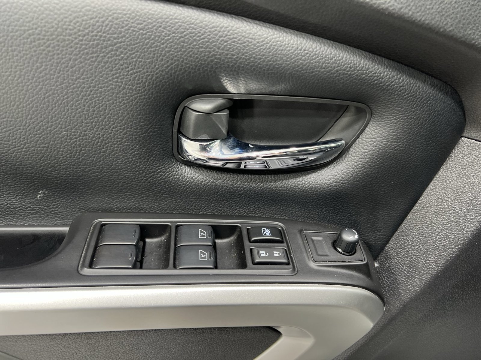 Used 2024 Nissan Titan SV AWD/4WD image 13