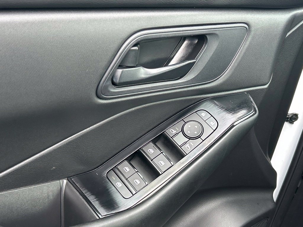 Certified 2025 Nissan Rogue S FWD image 19