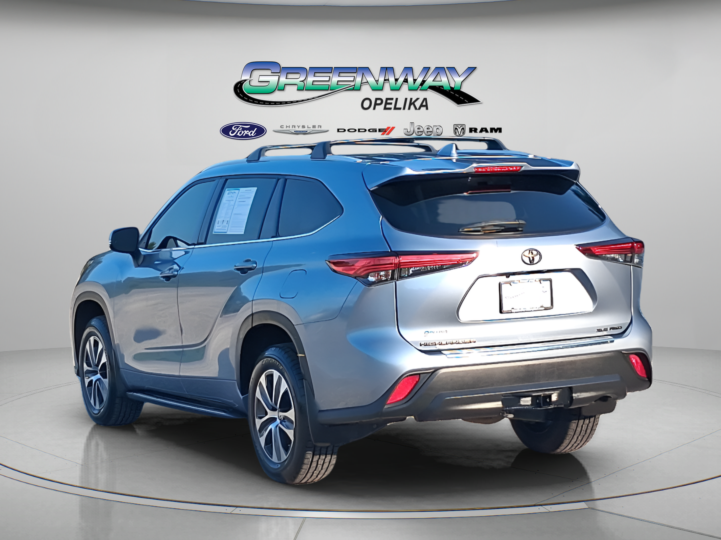 Used 2022 Toyota Highlander XLE AWD/4WD image 5