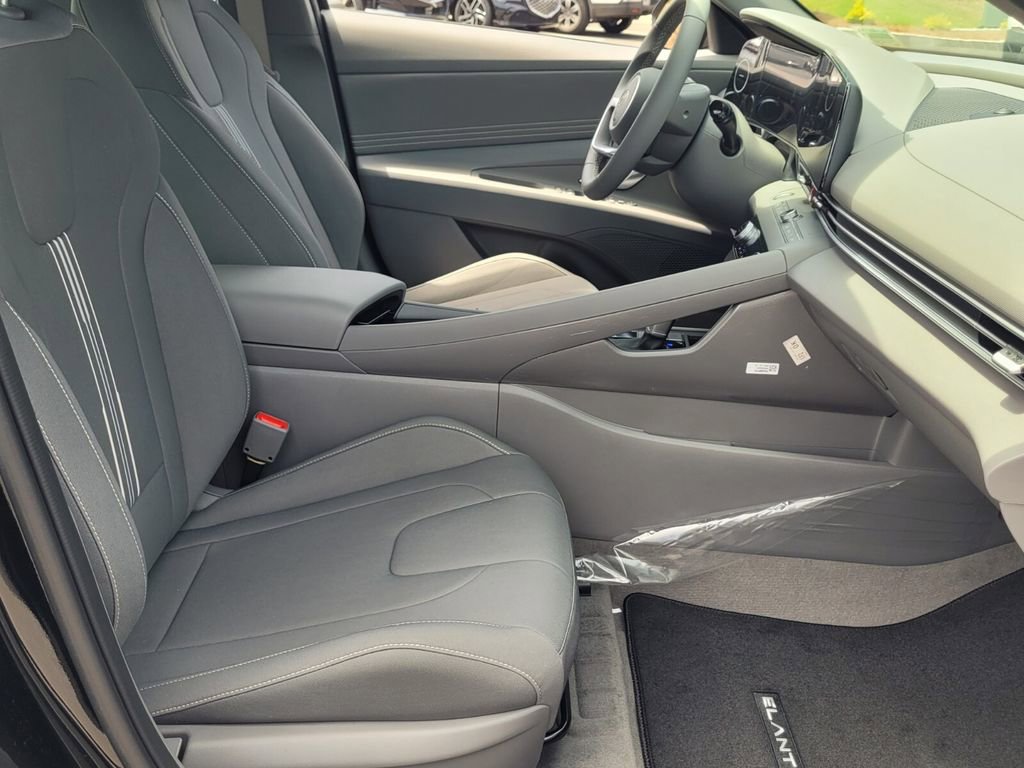 New 2025 Hyundai Elantra SEL image 18