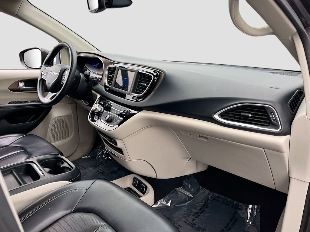 Certified 2020 Chrysler Voyager Lxi image 28