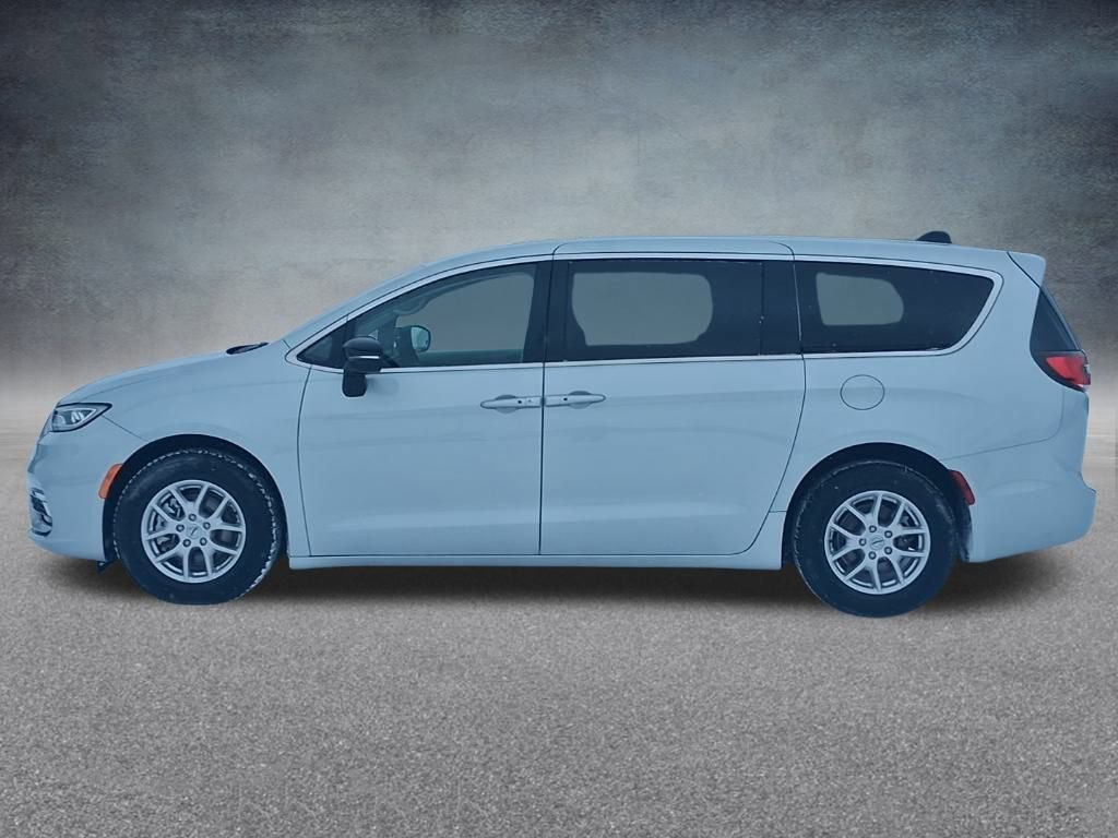 Used 2024 Chrysler Pacifica Touring-L image 10