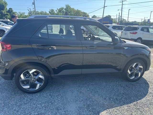 Used 2025 Hyundai Venue SEL image 3