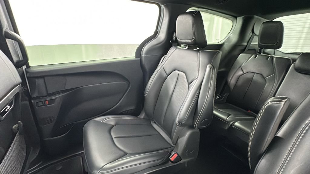 Used 2024 Chrysler Pacifica Select image 15