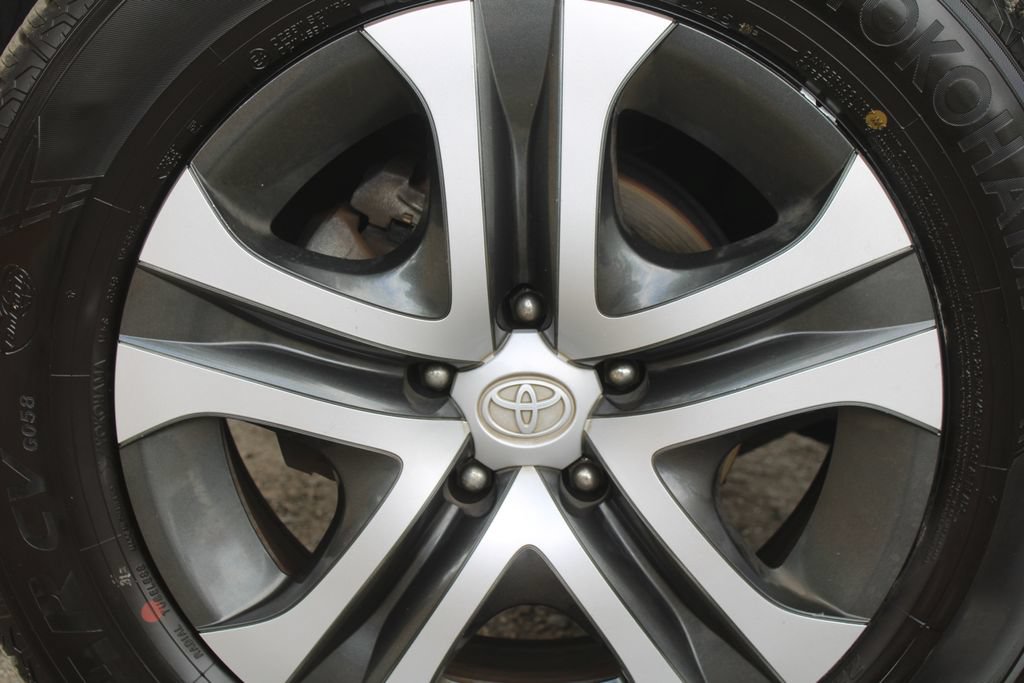 Used 2018 Toyota RAV4 LE FWD image 17