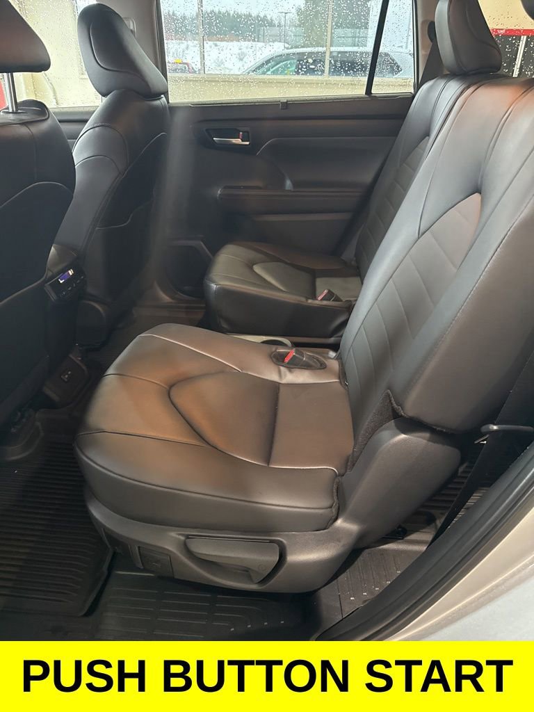 Used 2025 Toyota Highlander AWD image 10