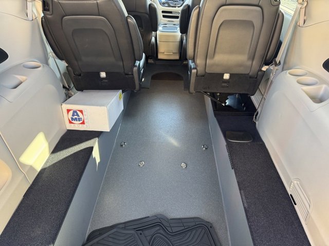 Used 2024 Chrysler Pacifica Touring-L image 12