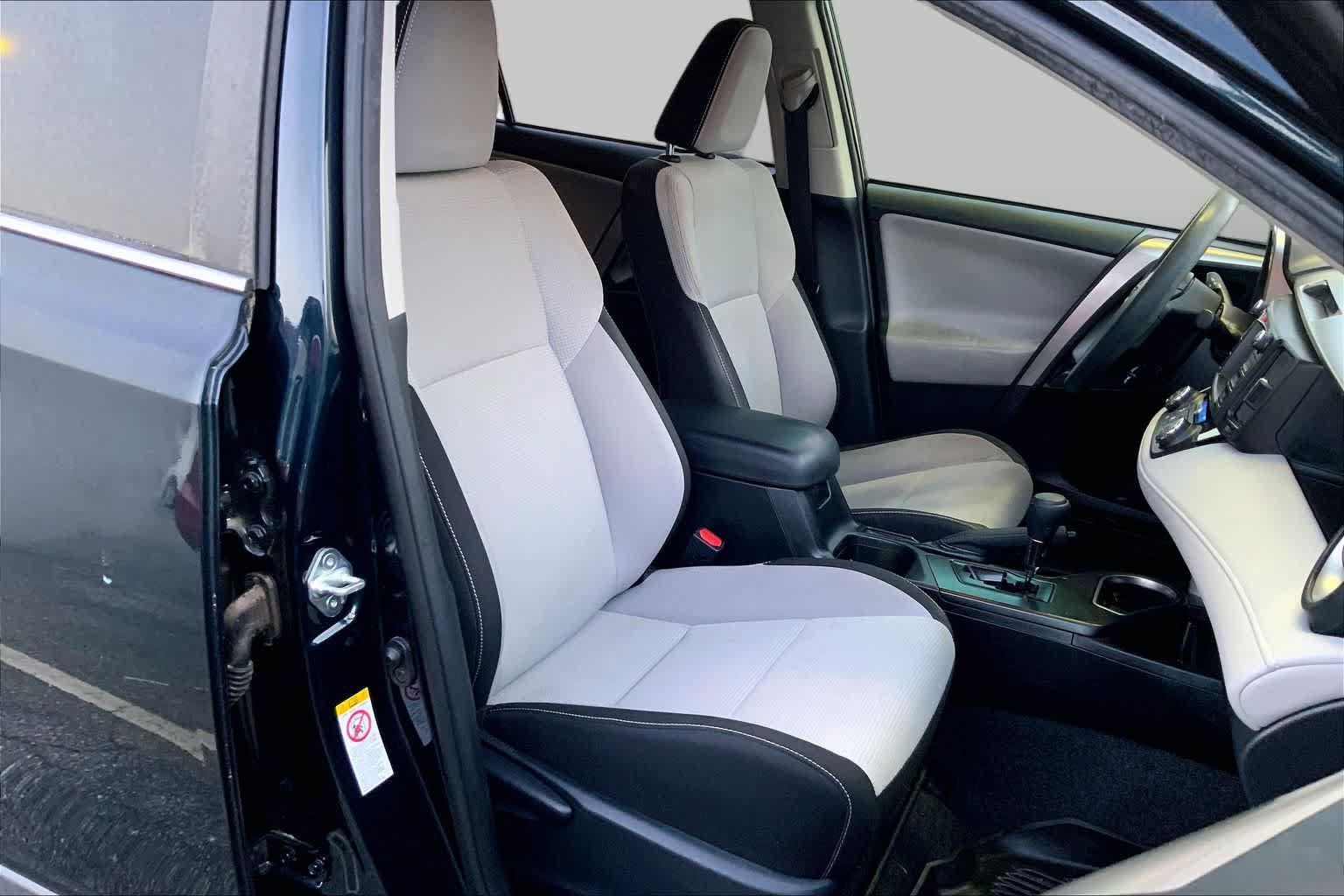 Used 2018 Toyota RAV4 LE AWD/4WD image 13