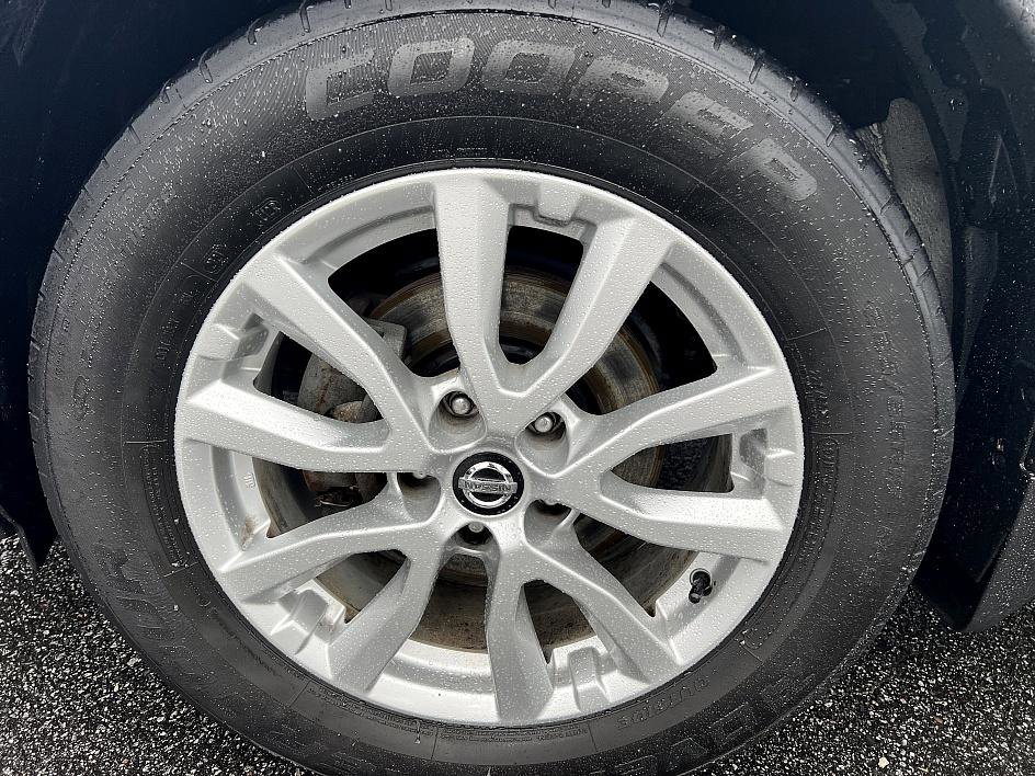 Used 2017 Nissan Rogue SV image 9