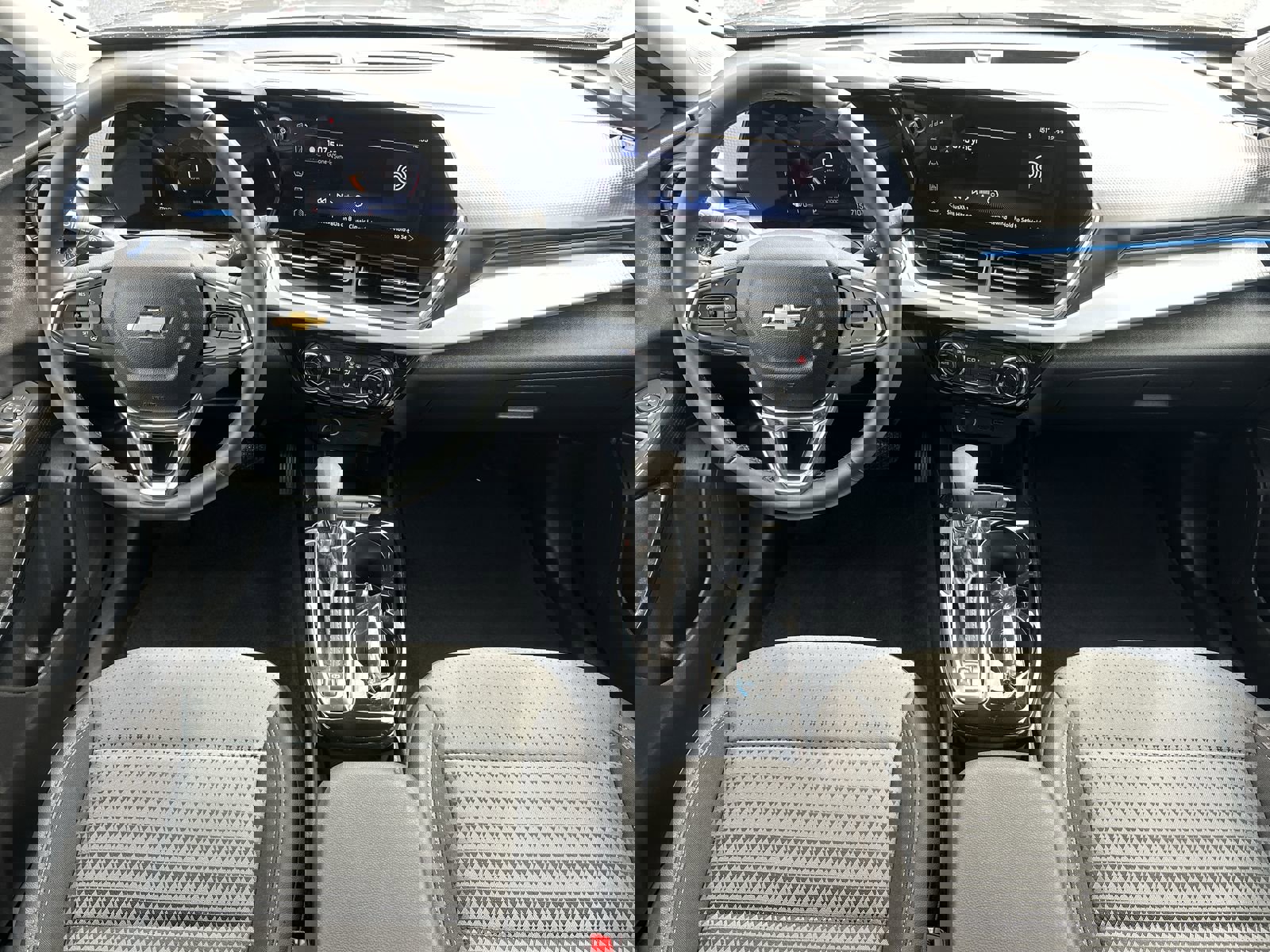 Used 2025 Chevrolet Trax LT w/ LT Convenience Package image 18