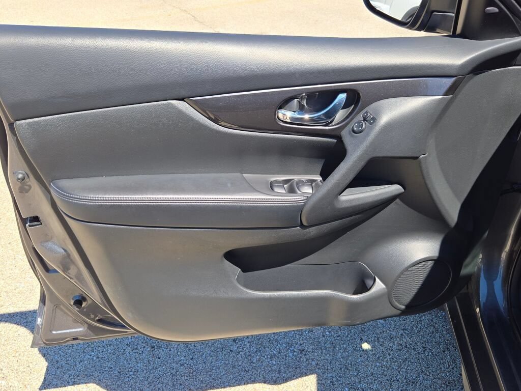 Used 2018 Nissan Rogue SV FWD image 24