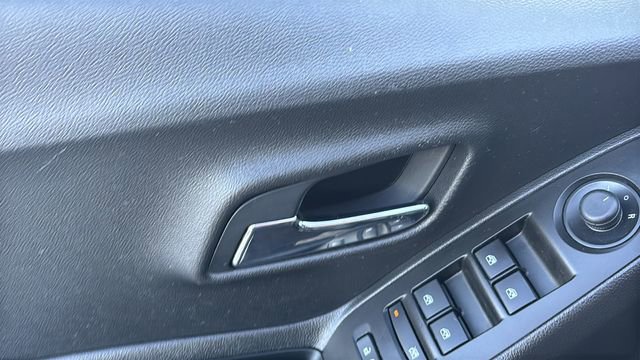 Used 2021 Chevrolet Trax LT w/ Driver Confidence Package image 9