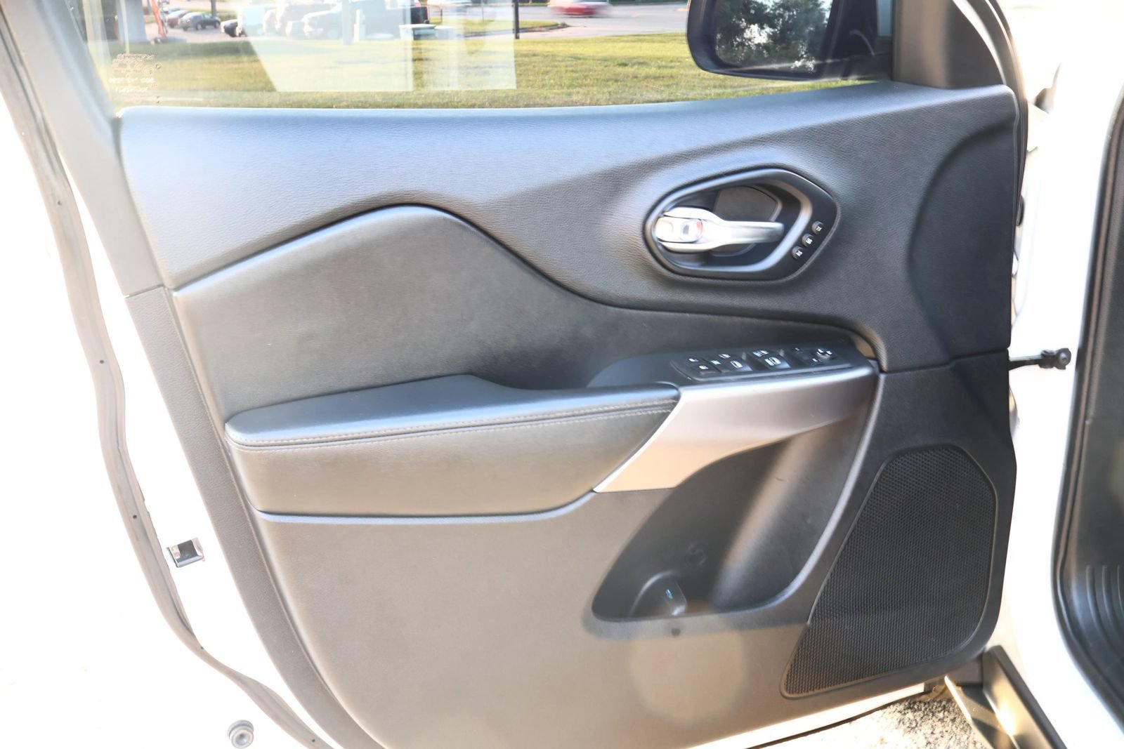 Used 2019 Jeep Cherokee Limited AWD/4WD image 12