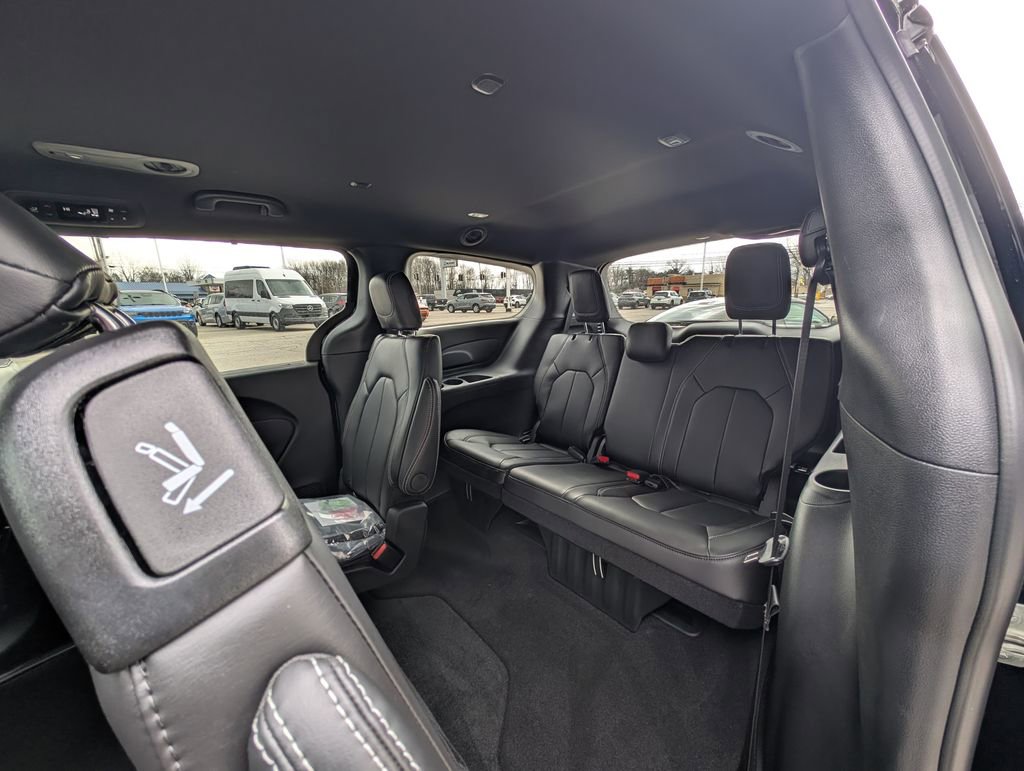 New 2026 Chrysler Pacifica Select image 14