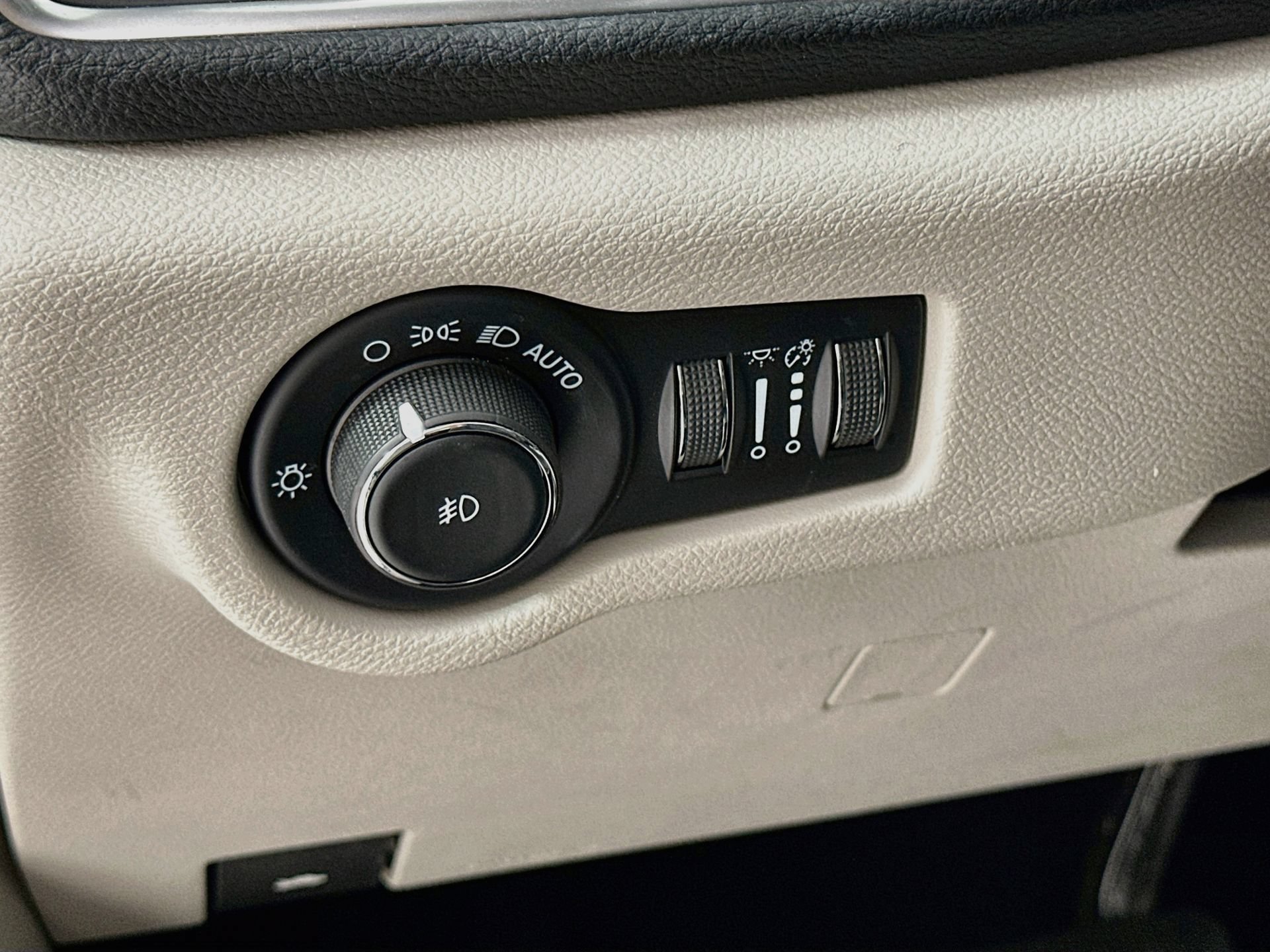 Used 2023 Chrysler Pacifica Limited w/ Uconnect Theater Family Group AWD/4WD image 11
