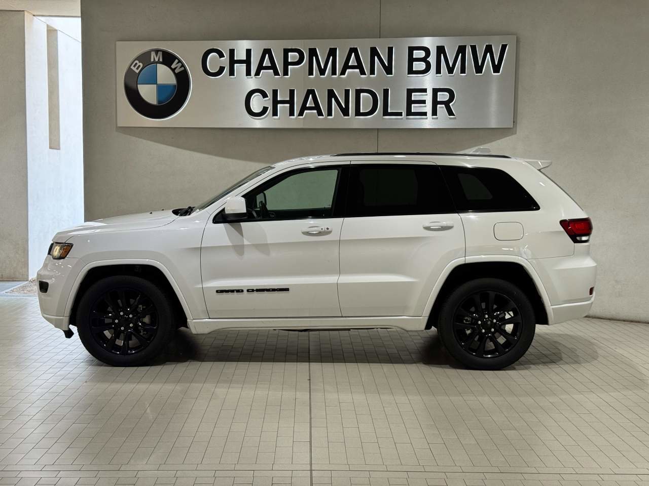 Used 2021 Jeep Grand Cherokee Laredo X AWD/4WD image 3
