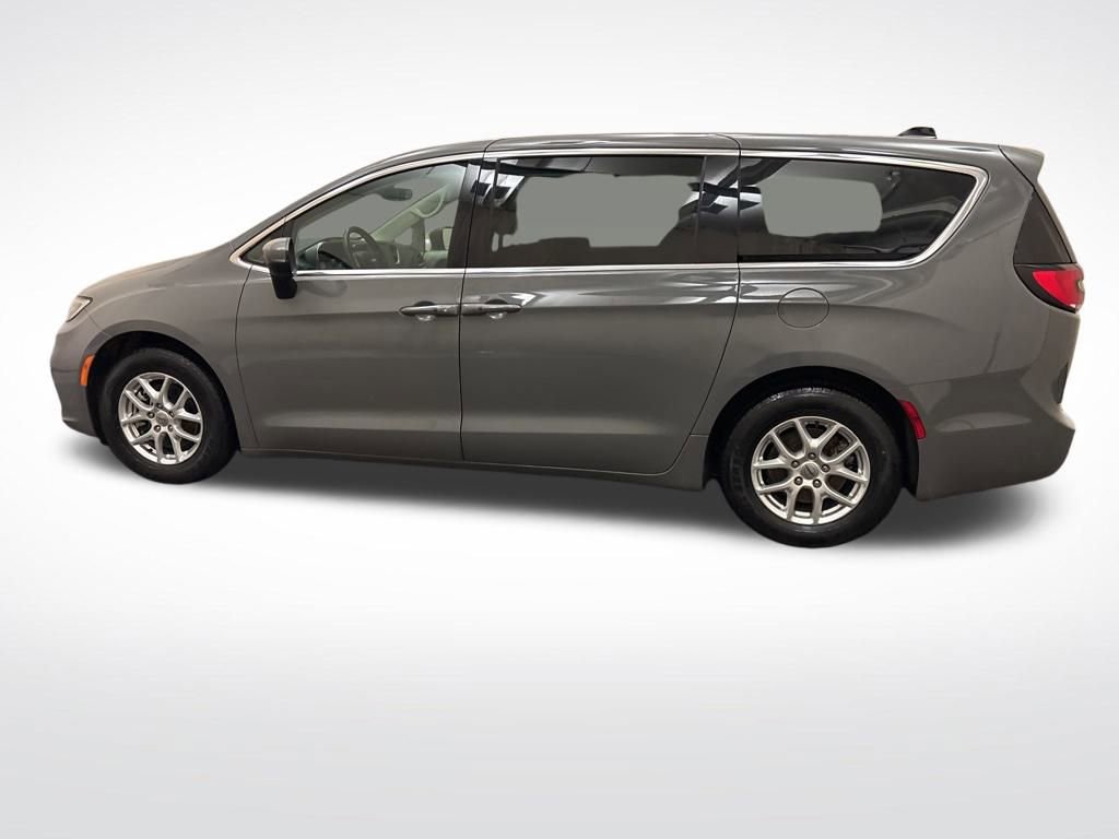 Used 2023 Chrysler Pacifica Touring-L image 9