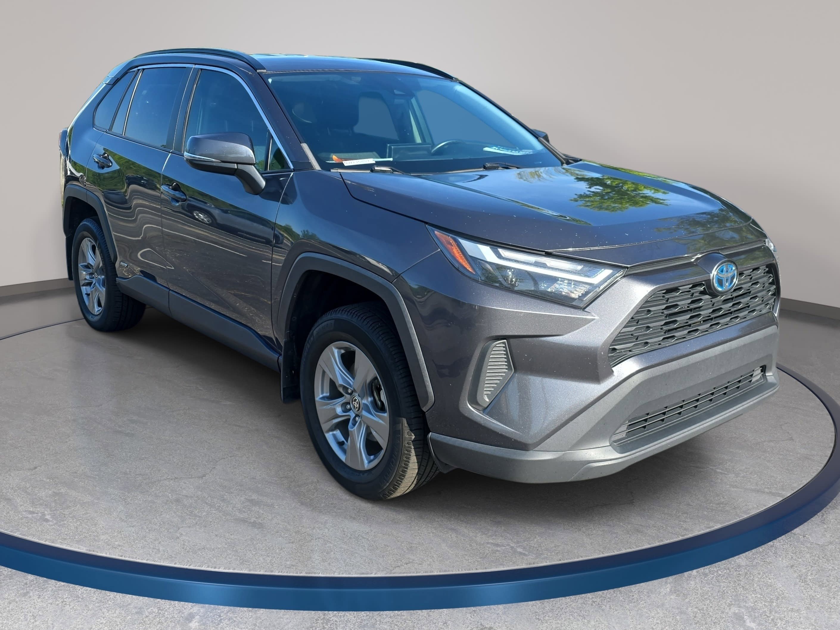 Used 2022 Toyota RAV4 XLE AWD/4WD image 3