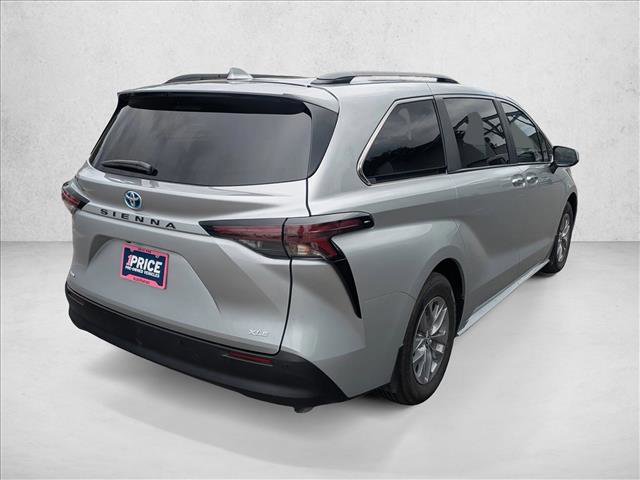 Used 2025 Toyota Sienna XLE image 5