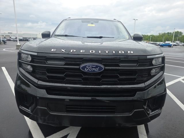Used 2025 Ford Expedition Active AWD/4WD image 3