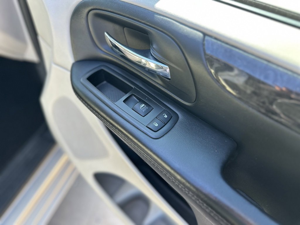 Used 2014 Dodge Grand Caravan SXT w/ UConnect Hands-Free Group image 31