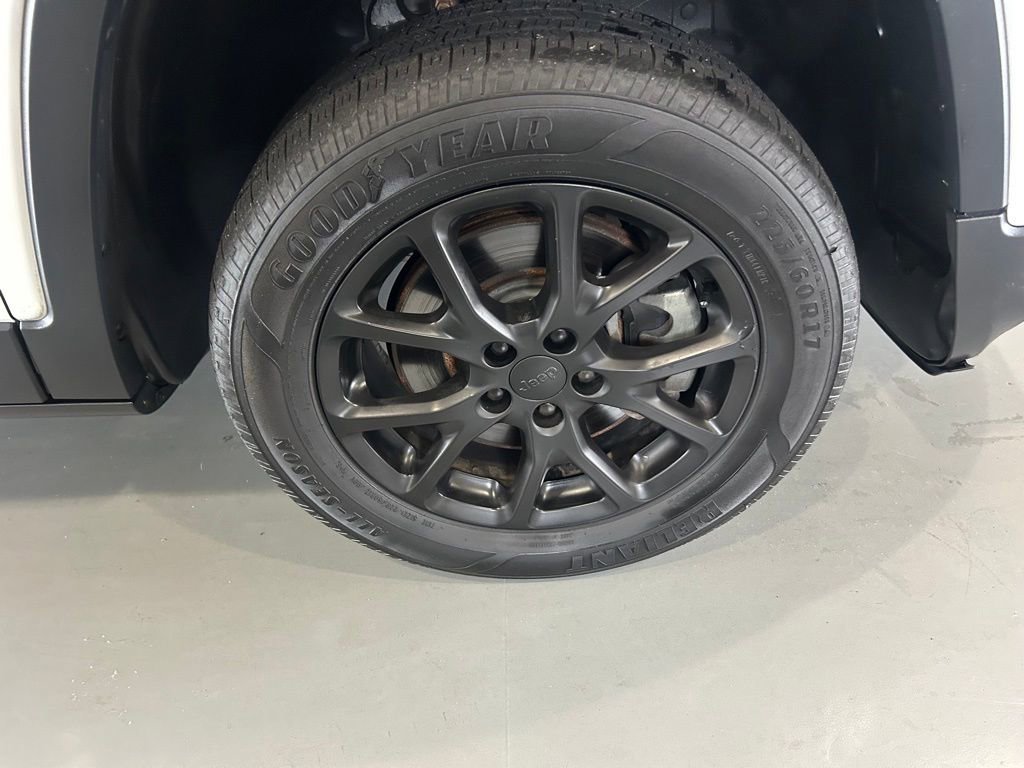 Used 2018 Jeep Cherokee Latitude Plus w/ Cold Weather Group image 7