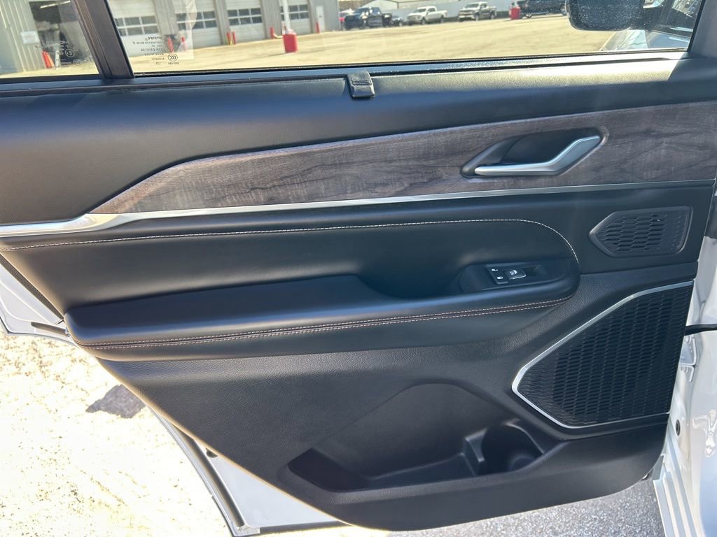 Used 2025 Jeep Grand Cherokee L Overland w/ Luxury Tech Group IV image 31