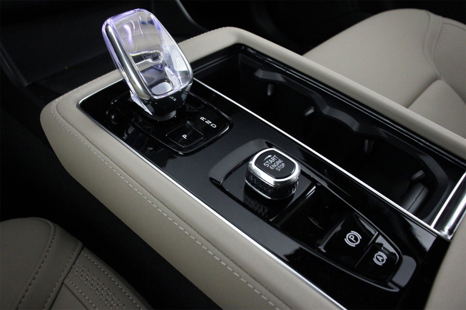 New 2026 Volvo XC90 B6 Plus w/ Protection Package Premier image 7