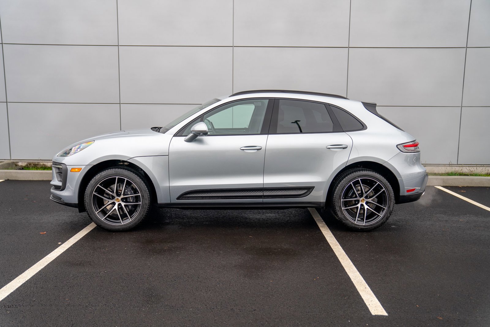 Used 2025 Porsche Macan image 2