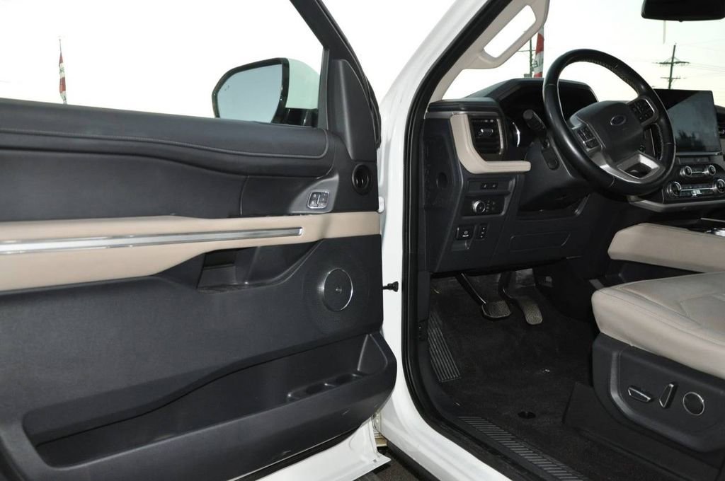 Used 2022 Ford Expedition Limited image 11