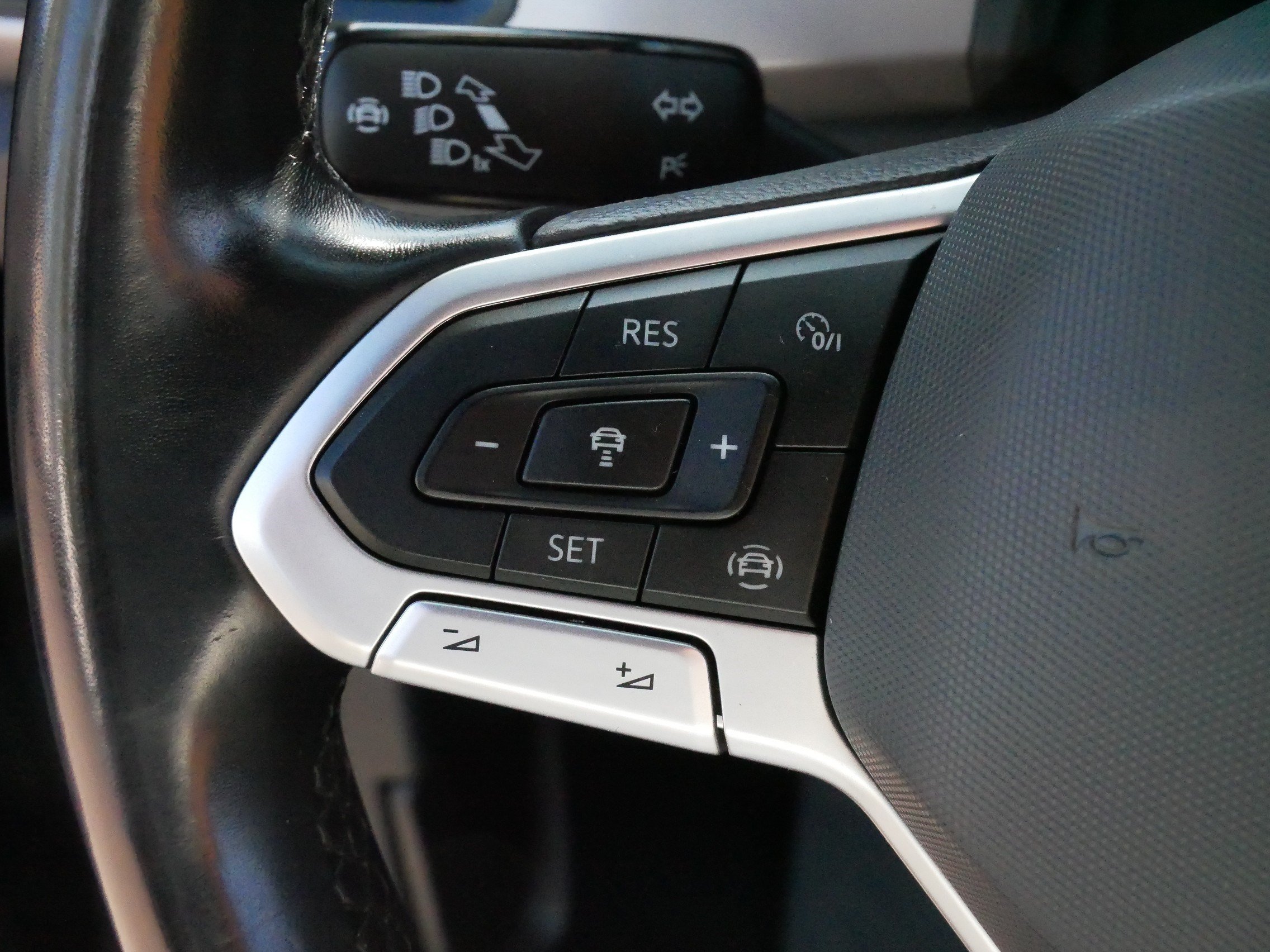 Used 2020 Volkswagen Atlas Cross Sport SEL AWD/4WD image 27