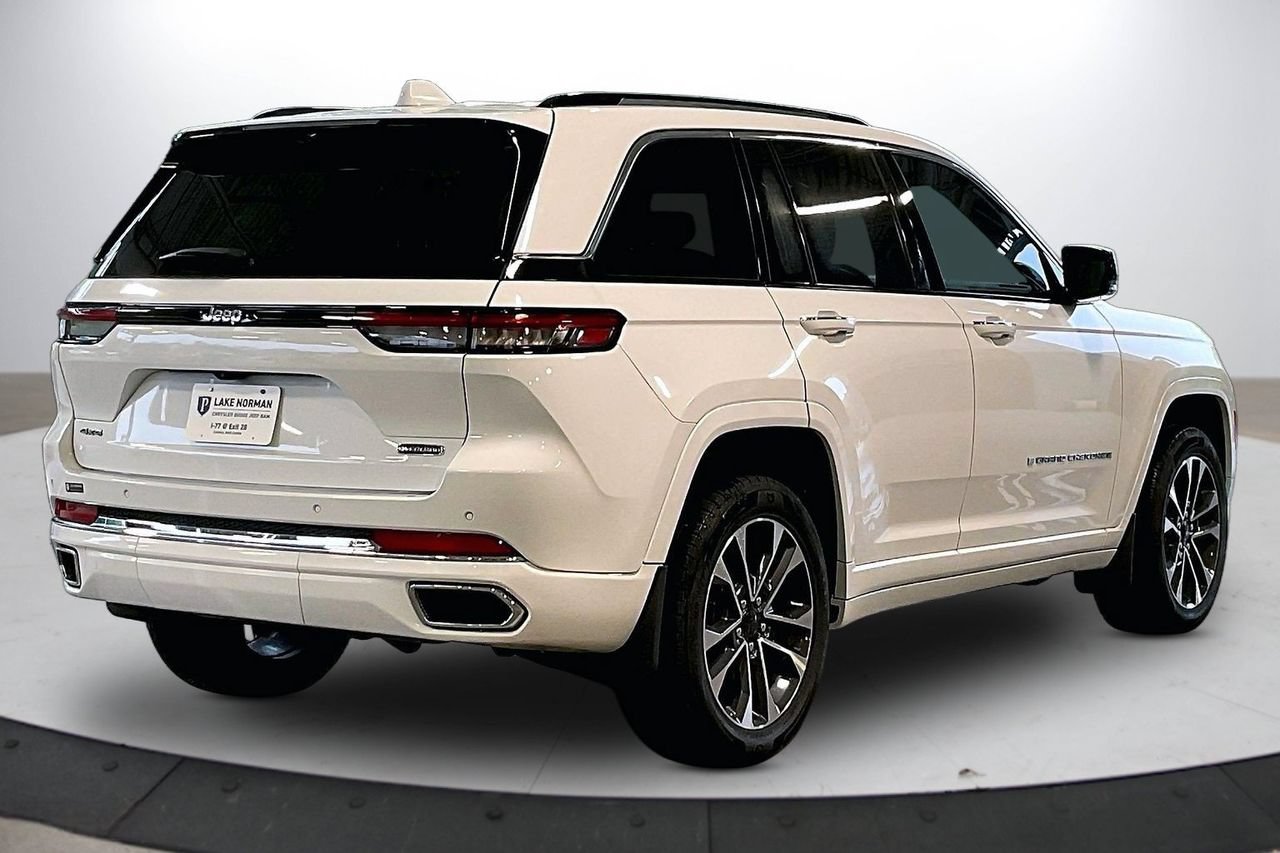 Certified 2022 Jeep Grand Cherokee Overland w/ Luxury Tech Group IV AWD/4WD image 9