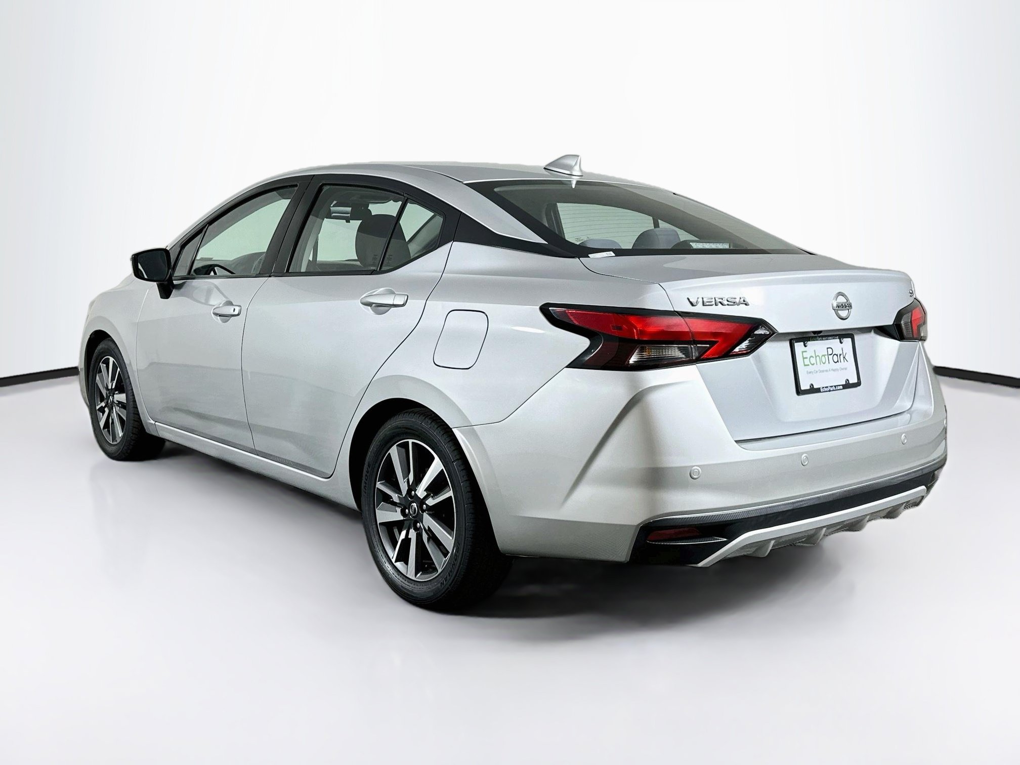 Used 2021 Nissan Versa SV FWD image 5