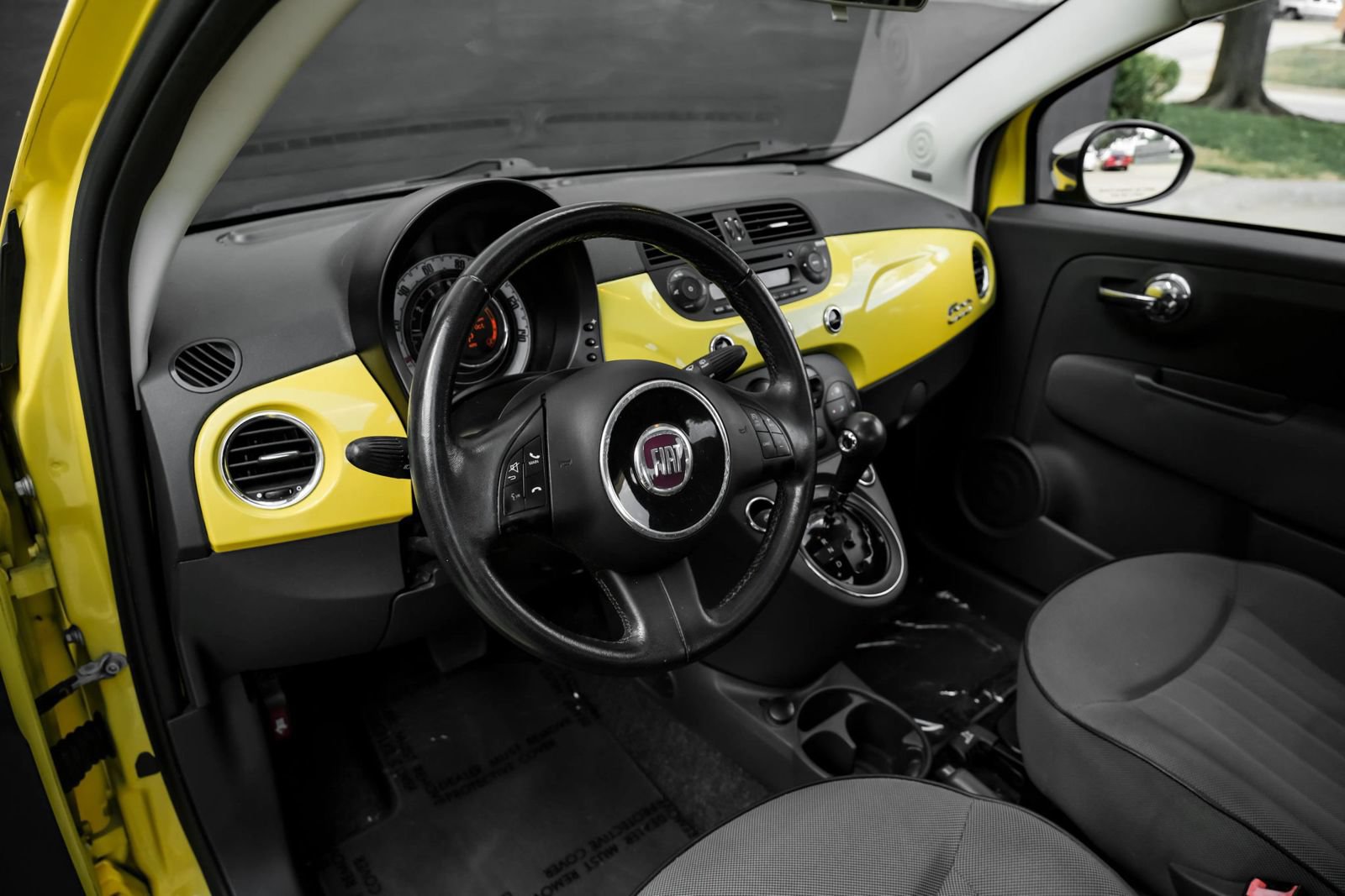 Used 2012 FIAT 500 Lounge FWD image 2