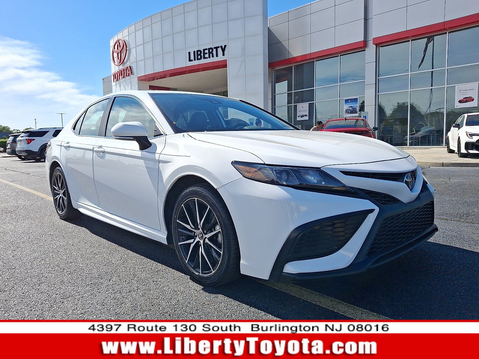 Used 2024 Toyota Camry SE FWD image 1