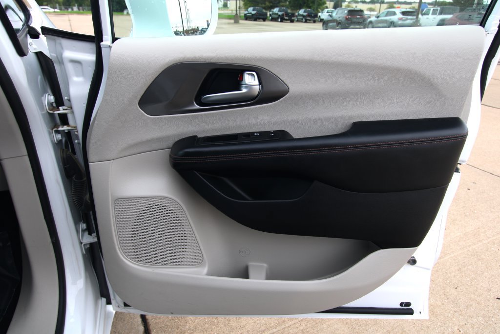 Used 2020 Chrysler Pacifica Touring-L Plus FWD image 42