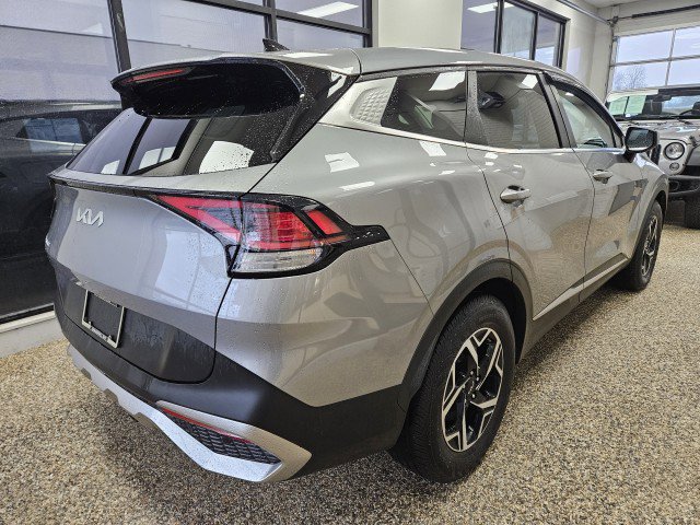 Used 2023 Kia Sportage LX image 2