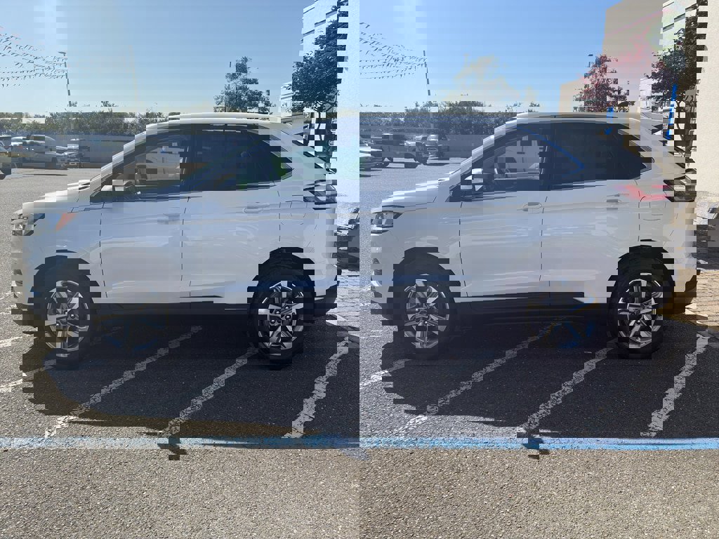 Used 2024 Ford Edge SEL w/ Convenience Package image 3