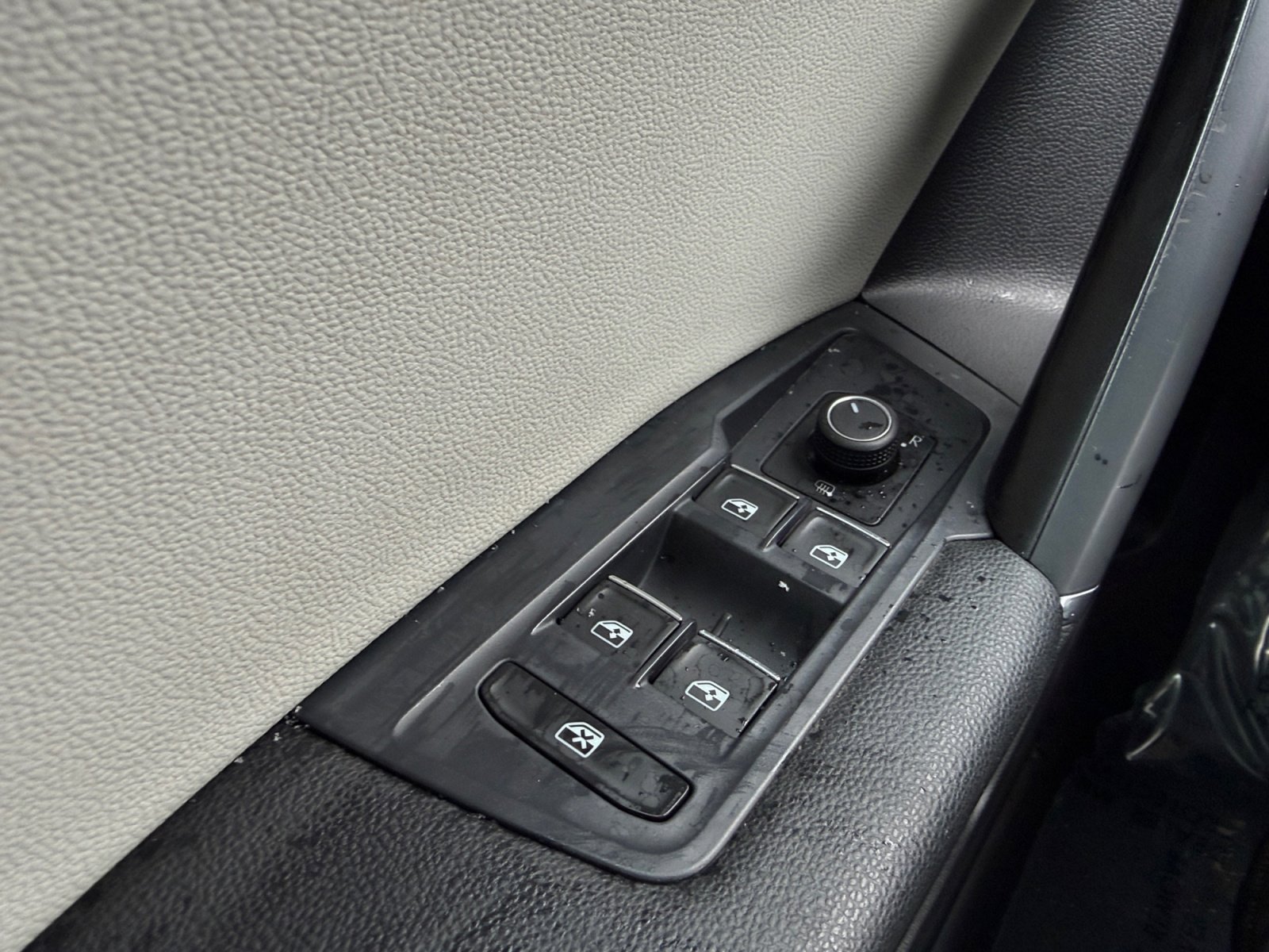 Used 2018 Volkswagen Tiguan SE w/ Panoramic Sunroof Package AWD/4WD image 16