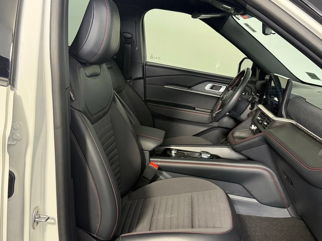 Used 2025 Ford Explorer ST-Line w/ ST-Line Street Pack AWD/4WD image 33