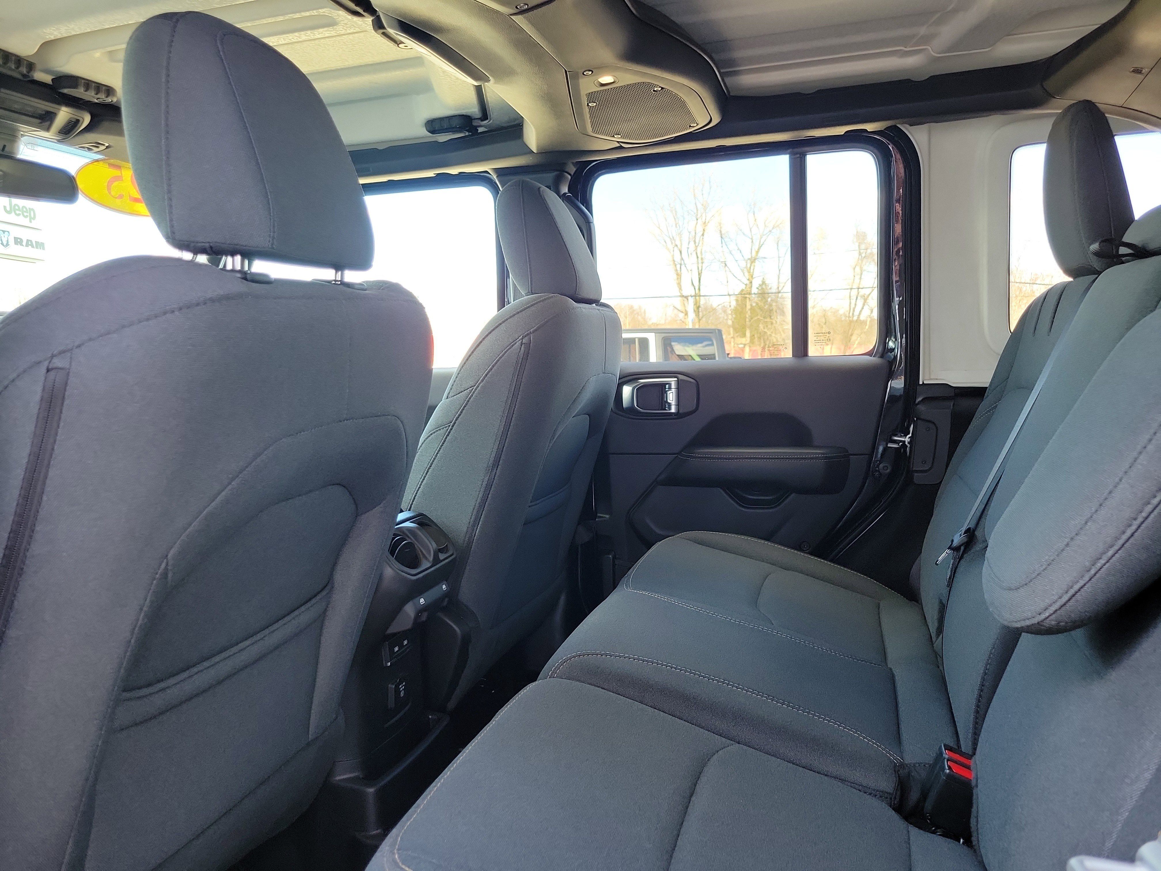 Used 2025 Jeep Wrangler Unlimited Sahara image 17