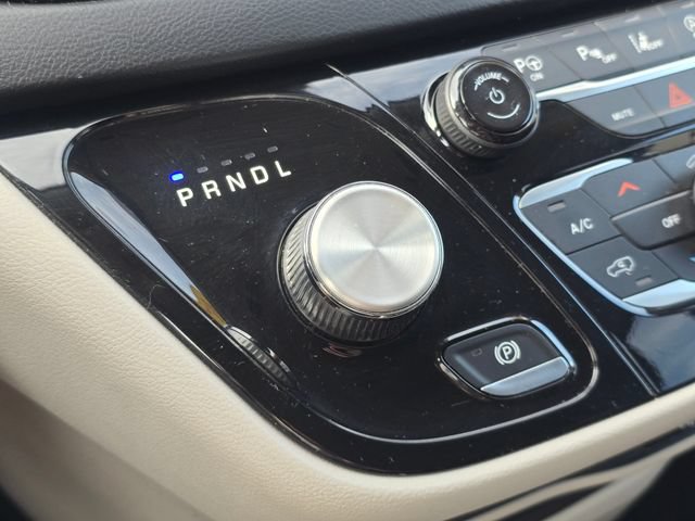 Used 2020 Chrysler Pacifica Touring w/ Advanced Safetytec Group FWD image 39
