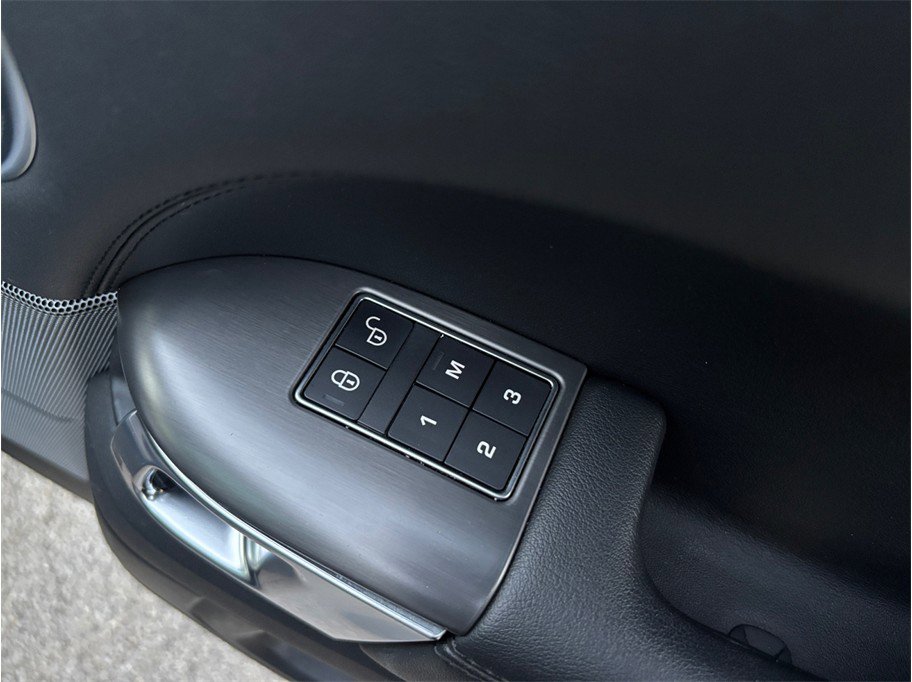 Used 2020 Land Rover Range Rover Sport SE image 47