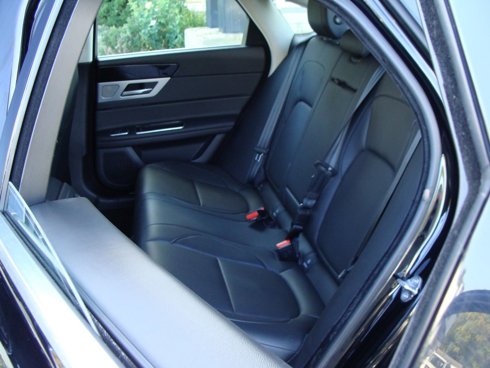 Used 2017 Jaguar XF Premium image 8