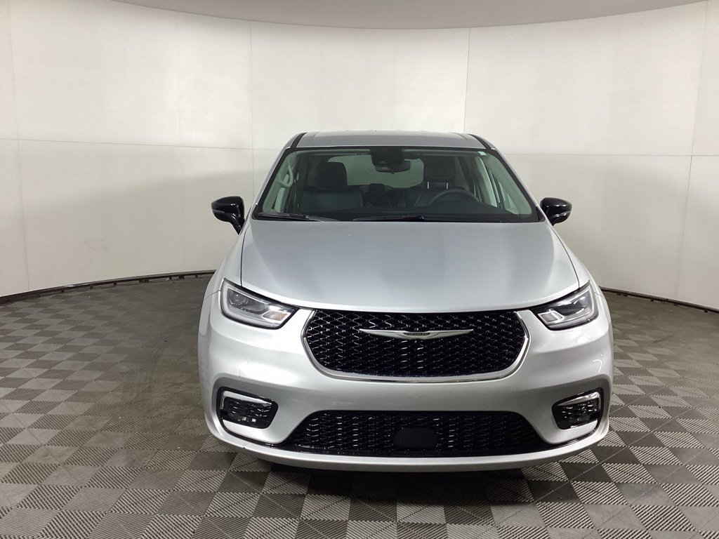 Used 2024 Chrysler Pacifica Touring-L image 6